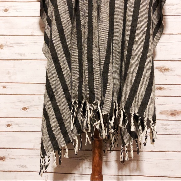 ✌🏼SOLD✌🏼{Free People} Cape/Poncho - Picture 7 of 8